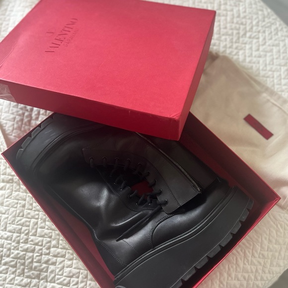Valentino Authentic Platform boots. Size 40.5 Worn twice . Only one dust bag - Picture 1 of 5